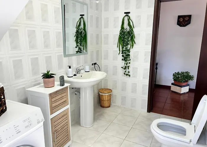 Seaside & Mountain Views & Cozy Retreat Mq1