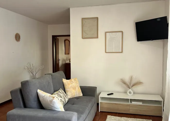 Seaside & Mountain Views & Cozy Retreat Mq1