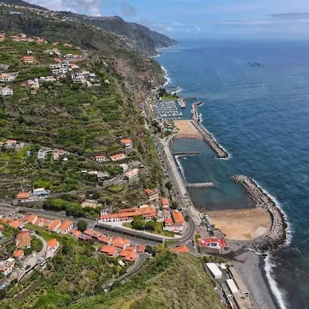 Daire Seaside & Mountain Views & Cozy Retreat Mq1