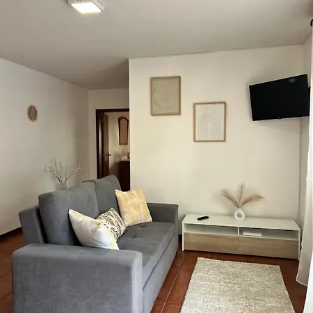 Seaside & Mountain Views & Cozy Retreat Mq1